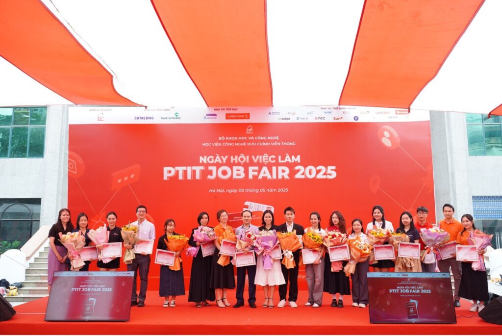 Hàng ngàn sinh viên tham dự ngày hội việc làm PTIT Job Fair 2025